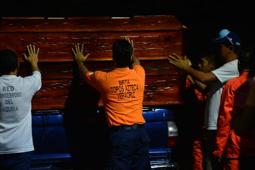 Los rescatistas voluntarios se encuentran apoyando en otras tareas en Santa Catarina Pinula. (Foto: Alejandro Balán/Soy502)
