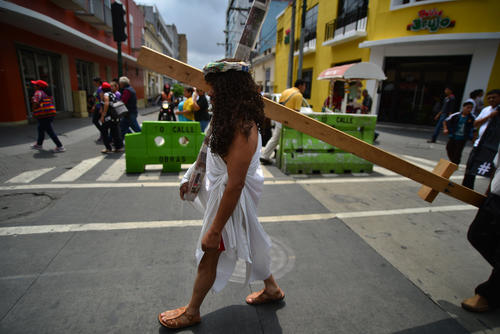 Esta representación busca hacer conciencia sobre las dificultades que experimenta la población con los actos de corrupción. (Foto Wilder López/Soy502)