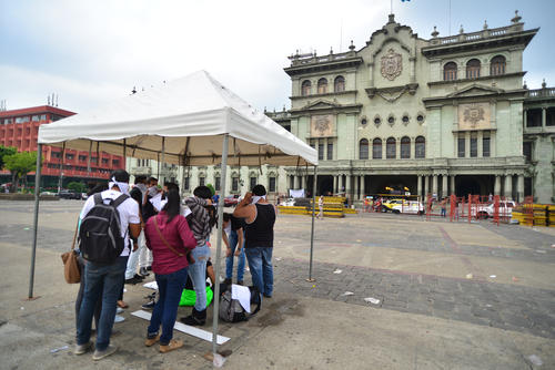 Los inconformes que efectuaron la convocatoria a través de redes sociales afirmaron esperar el arribo de más personas. (Foto Wilder López/Soy502)