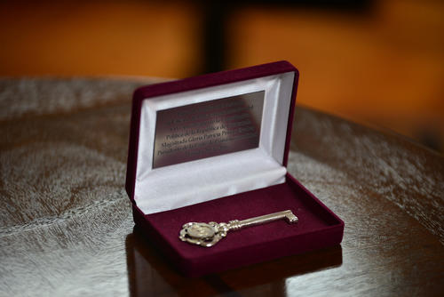 La presidenta de la CC Gloria Porras ya recibi&oacute; la llave de la urna que custodia la Edici&oacute;n de Plata de la Constituci&oacute;n Pol&iacute;tica de Guatemala. (Foto: Wilder L&oacute;pez/Soy502) 