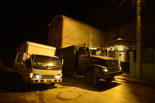 Camiones proporcionados por el Ej&eacute;rcito apoyaron a las familias de El Cambray II en el traslado de sus pertenencias. (Foto: Wilder L&oacute;pez/ Soy502)