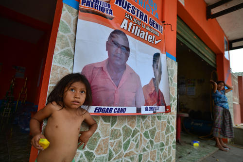 La pobreza y la propaganda pol&iacute;tica se mezclan en muchas calles de San Jos&eacute; La Maquina. Ac&aacute;, frente a la sede del partido Patriota. (Foto: Wilder L&oacute;pez)