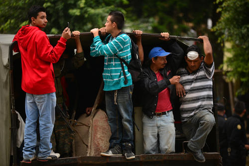 Cuidando sus pertenencias en los camiones, decenas de pobladores dejan atr&aacute;s una vida. (Foto: Wilder L&oacute;pez/ Soy502)
