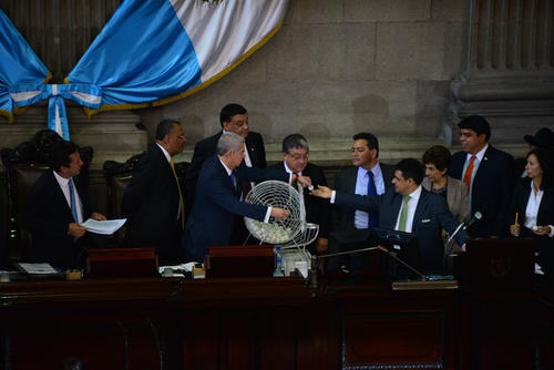 Las pelotitas contenían los números de los diputados y, al final, el azar dio con un resultado poco esperado. (Foto: Wilder López/Soy502)