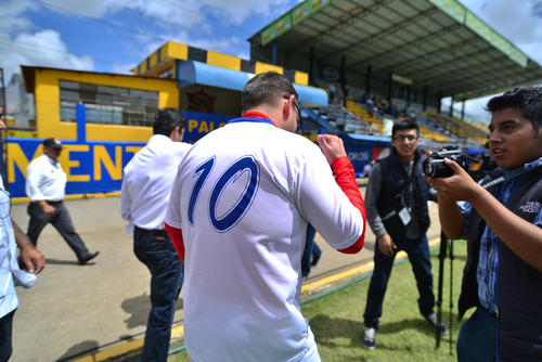Baldiz&oacute;n lleg&oacute; con el uniforme puesto y portando la camisola n&uacute;mero 10. (Foto: Wilder L&oacute;pez/Soy502)