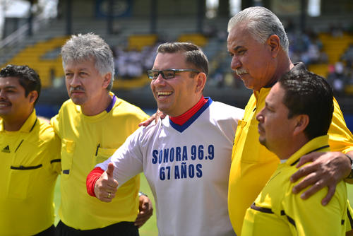 Manuel Baldiz&oacute;n se toma una fotograf&iacute;a junto a los arbitros antes del inicio del partido. (Foto: Wilder L&oacute;pez/Soy502)