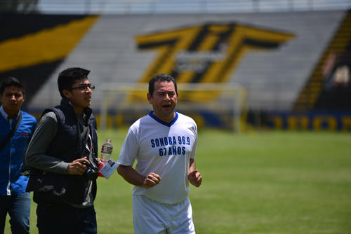 En ese momento informan a Jimmy Morales que el ni&ntilde;o herido es uno de sus simpatizantes. Al finalizar el primer tiempo abandon&oacute; el juego para visitar al menor. (Foto: Wilder L&oacute;pez/Soy502)