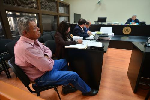 De camisa rosada Heriberto Valdéz alias Canche era comisionado militar en la época de los ochenta, el tercero en la imagen es el excomandante del destacamento Esteelmer Reyes Girón. (Foto: Wilder López/Soy502) 