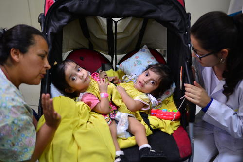 Damaris Luch (i) es quien se dedica al cuidado de las ni&ntilde;as. (Foto Wilder L&oacute;pez/Soy502)