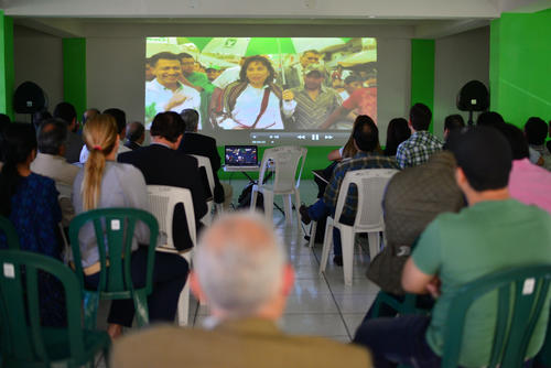 El documental sobre la vida pol&iacute;tica de Sandra Torres fue presentado a dirigentes de la UNE. (Foto: Wilder L&oacute;pez/Soy502) 