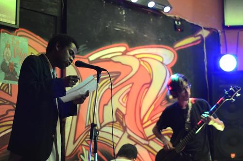 El escritor Wingston Gonz&aacute;lez abri&oacute; la serie de lecturas de poed&iacute;a con una fuerza imparable. (Foto: Selene Mej&iacute;a/Soy502) 