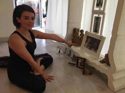 Mar&iacute;a Jos&eacute;, practicante de esta disciplina, nos muestra a los iniciadores del Yoga. (Foto: Selene Mej&iacute;a/Soy502)