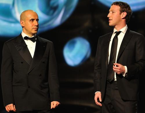 Yuri Milner y Mark Zukerberg durante la gala. (Foto: jewishbusinessnews.com) 
