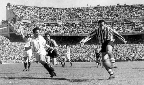 Telmo Zarra, la leyenda de Bilbao, ha sido igualado hoy por la "Pulga" Messi. 