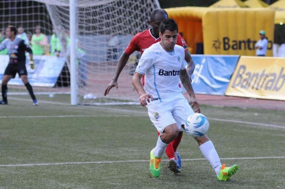 Su&aacute;rez niega todo tipo de viculaci&oacute;n con el ama&ntilde;o de partidos en El Salvador (Foto: Archivo Soy502)