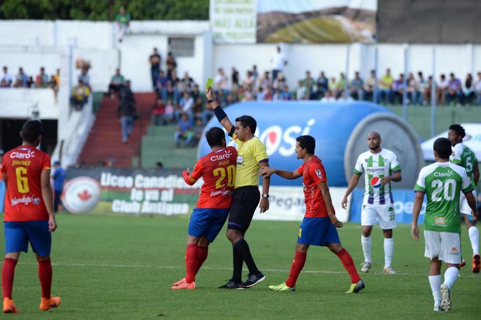 El &aacute;rbitro Ever L&oacute;pez persigue varios metros a Carlos "el Pescado" Ruiz, para amonestarlo y lo hace cuerpo a cuerpo. (Foto: Nuestro Diario)