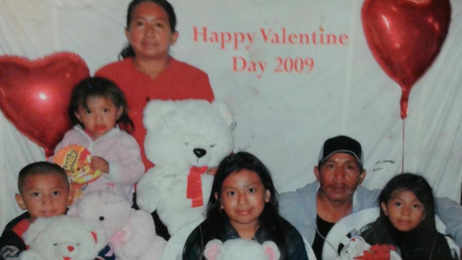 Esta foto es el &uacute;nico recuerdo de Quiej junto a sus cinco hijos y su esposo, quien fue deportado. (Foto: Twitter)