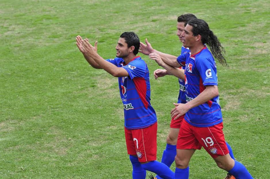 Pedro Samayoa, festeja tras anotar el primer gol de Xelaj&uacute; en el triunfo 2-1 sobre Municipal, le sigue Ulises Mendiv&iacute;l anotador de segundo tanto chivo. (Orlando Chile/Nuestro Diario).