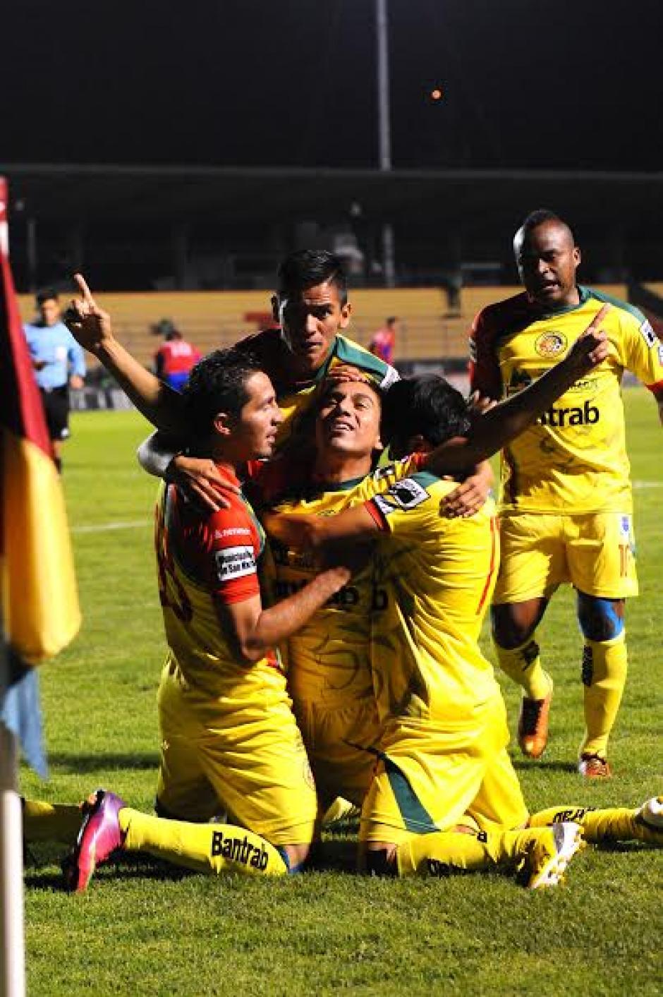 Brando de Le&oacute;n es felicitado tras anotar el primer gol de Marquense que se lleva los tres puntos en su casa en el cl&aacute;sico del occidente. (Foto: Nuestro Diario)