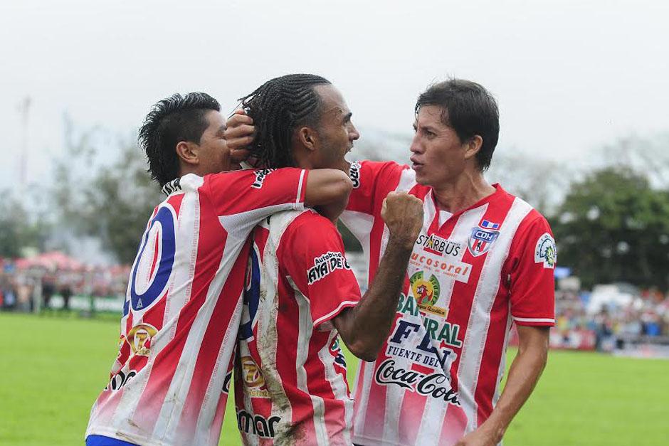 Enrique Miranda celebra con sus compa&ntilde;eros el 1-0 a favor de Heredia en el juego de ida de la final ante Comunicaciones. (Foto: Nuestro Diario)