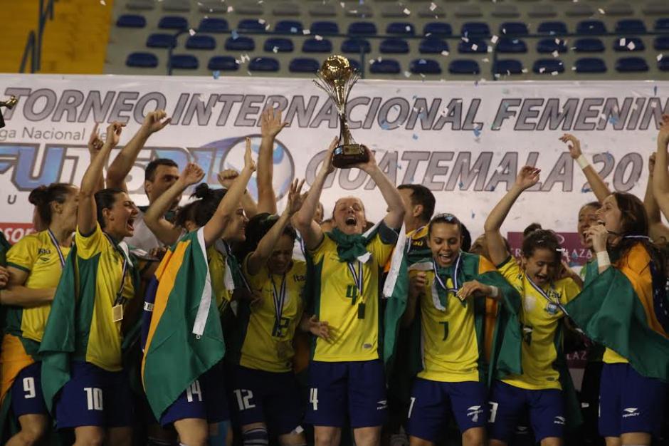 La selecci&oacute;n femenina de futsal de Brasil se coronaron hexacampe&oacute;n. (Foto: Esteban Biba/EFE)