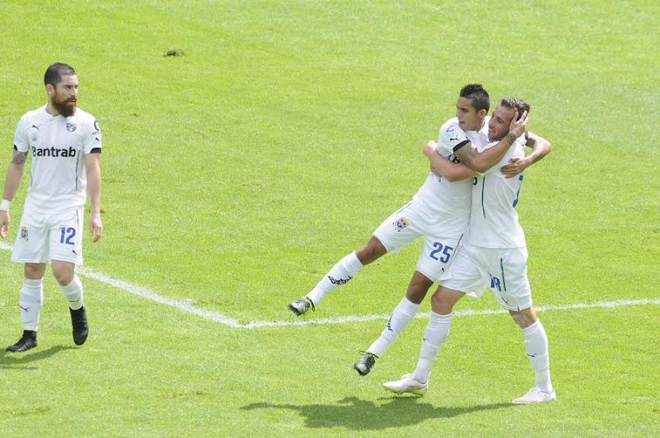 El argentino Emiliano L&oacute;pez, es felicitado por Jorge Aparicio, tras anotar el gol de Comunicaciones que gan&oacute; el Cl&aacute;sico 290. (Foto: Nuestro Diario)