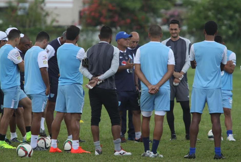 Walter Claver&iacute; en la charla previa al entreno de la Bicolor en Trinidad y Tobago. (Foto: Fedefut)
