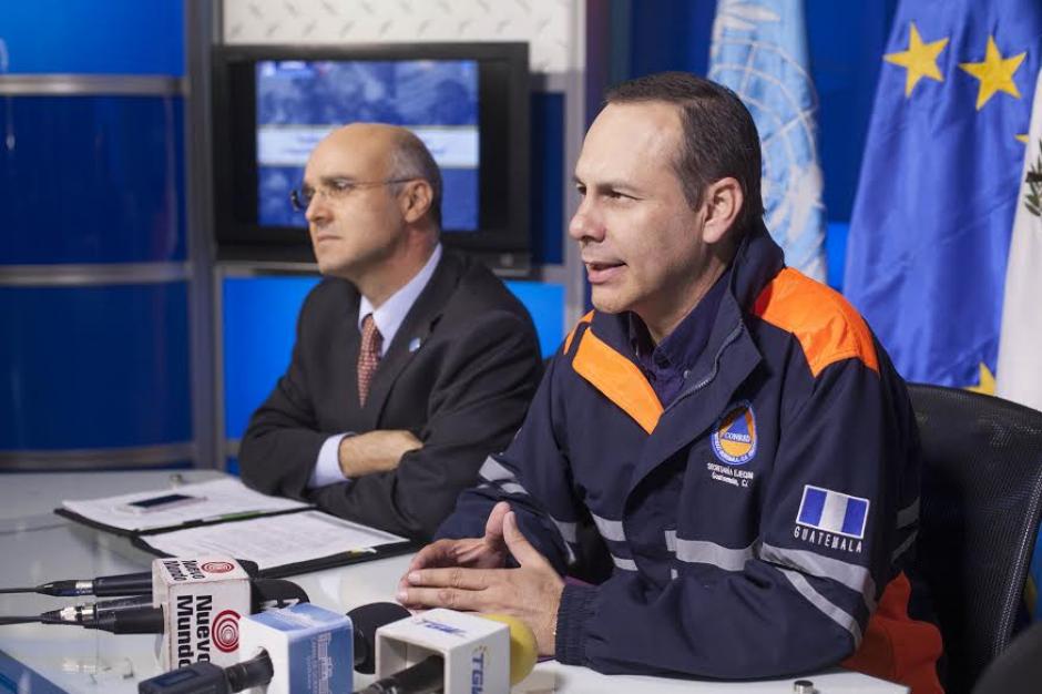 El secretario ejecutivo de la Conred y el representante de PNUD informaron sobre el apoyo recibido por la Uni&oacute;n Europea en materia econ&oacute;mica, el cual servir&aacute; para la gesti&oacute;n de riesgos de desastres. (Foto: Conred)&nbsp;