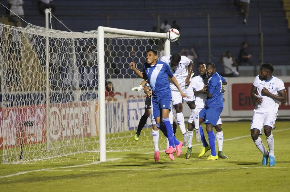 Gerson Tinoco anticip&oacute; a la zaga catracha y marc&oacute; el gol del empate 1-1 de Guatemala, frente a Honduras.&nbsp;(Foto: Orlando Chile/ Nuestro Diario)