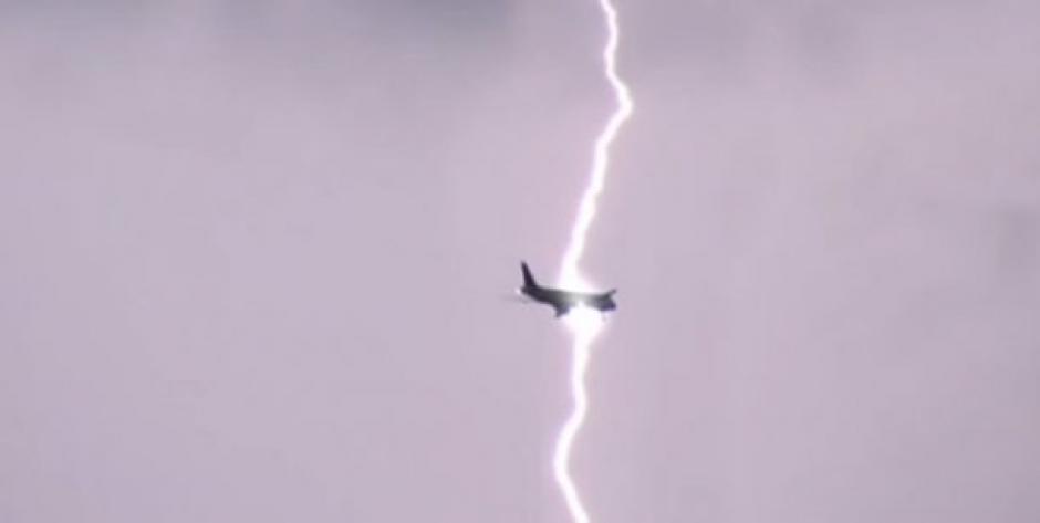 Los aviones tienen un sistema que los protege contra rayos, sin embargo cuando son impactados pueden sufrir algunos da&ntilde;os. (Foto: Archivo)