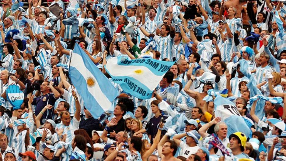 El Gobierno argentino entreg&oacute; una lista de 2,100 barrasbravas para que estos fueran deportados al querer entrar a Brasil. (Foto: infobae.com)
