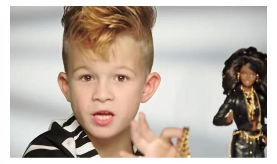 Un video para promocionar una edici&oacute;n especial de la mu&ntilde;eca Barbie con ropa de la marca Moschino ha provocado pol&eacute;mica por la participaci&oacute;n de un ni&ntilde;o en el anuncio. (Foto:&nbsp;www.ultimahora.com)