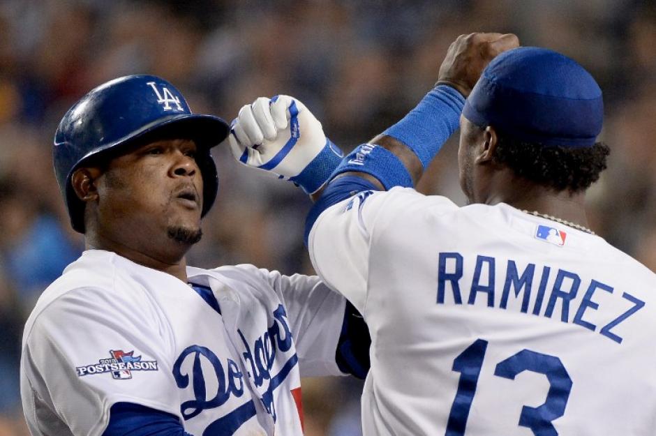 Uribe y Ram&iacute;rez se felicitan, tras el triunfo sobre Atlanta, para que los Dodgers avancen en la serie disional de la Liga Nacional. (Harri How/AFP).