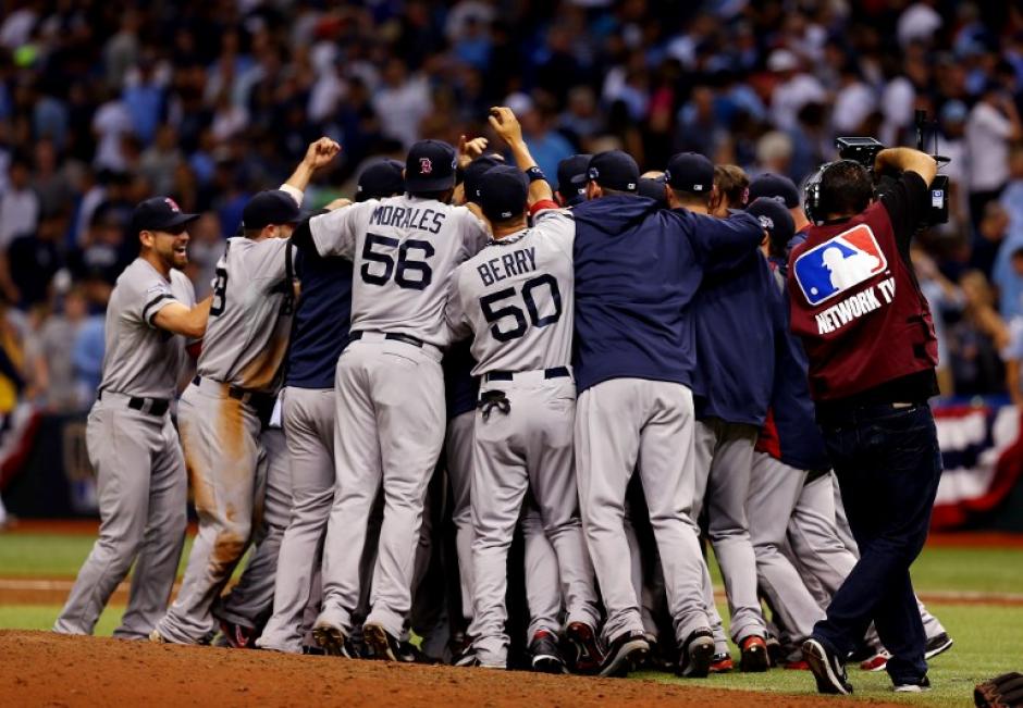 Los Medias Rojas de Boston festejaron al eliminar a los Ray de Tampa Bay. (Mike Ehrmann/AFP)