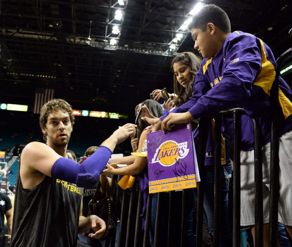 El espa&ntilde;ol Pau Gasol espera concluir su carrera con los Lakers de Los &Aacute;ngeles en la NBA. (Garrett W. Ellwood/AFP)