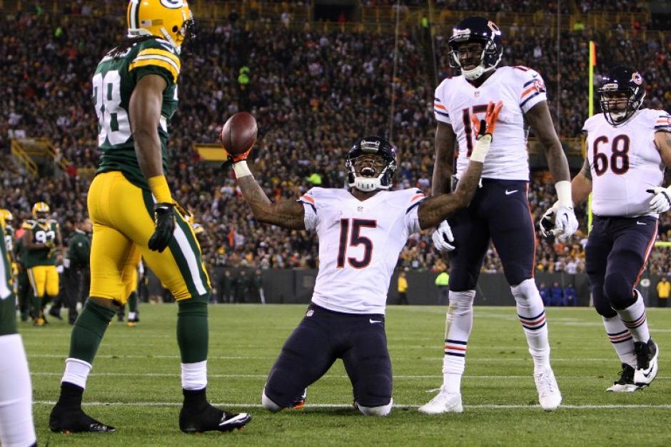 Brandon Marshall, de los Bears de Chicago, celebra al conseguir un touchdown sobre los Packers de Green Bay en el Lambeau Field. (Foto: Mike McGinnis/AFP)