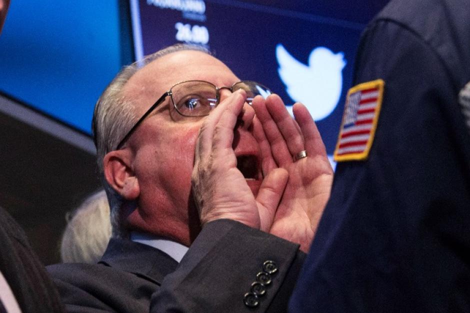 Un operador en el piso de la Bolsa de Valores de Nueva York (NYSE) trabaja con la oferta inicial &nbsp;de Twitter. &nbsp;La compa&ntilde;&iacute;a comenz&oacute; a cotizar el 7 de noviembre en la Bolsa de Nueva York con un &nbsp;precio inicial qu&eacute; se fij&oacute; en 26 d&oacute;lares. (Andrew Burton/ AFP)