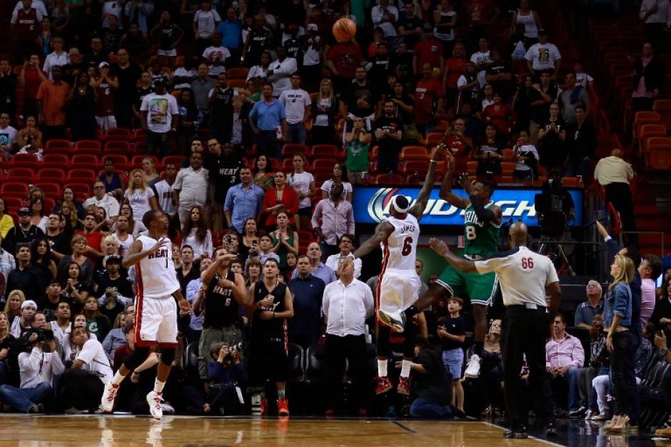 Con tan solo 0.6 segundos en el cr&oacute;nometro Jeff Green anot&oacute; un triple ante Lebron James para dar el triunfo a los Celtics frente al actual campe&oacute;n, el Heat de Miami. (Chris Trotman/AFP)