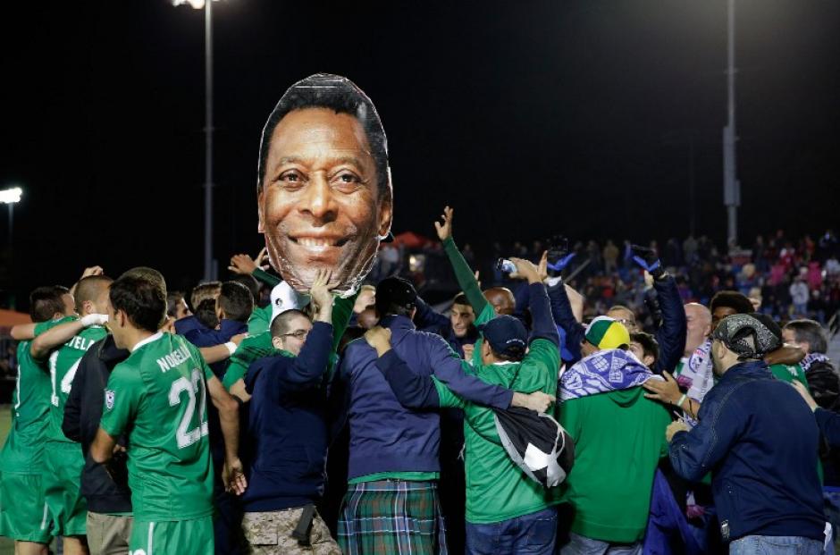 Los jugadores del Cosmos recuerdan a Pel&eacute;, su jugador insignia en los a&ntilde;os 1980, d&eacute;cada en la que ganaron su &uacute;ltimo campeonato. (Mike Zarrilli/AFP)