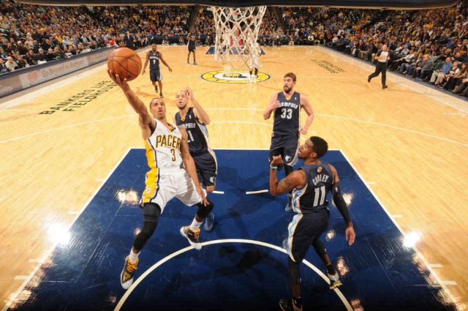 George Hill, de los Pacers, anota de dos frente a Memphis. Indiana ha iniciado arrollando a todos sus rivales en la NBA. (Foto: Ron Hoskins/AFP)