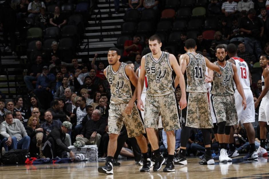 Jugadores de San Antonio Spurs superaron a los Wizards de Washington en el AT&amp;T Center de San Antonio, Texas. (Foto: AFP)
