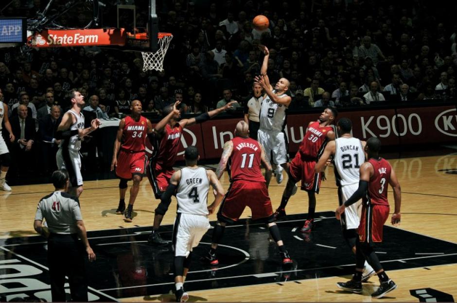 Tony Parker dispara en el juego que los Spurs ganaron a los Heat de Miami. (Foto: AFP)