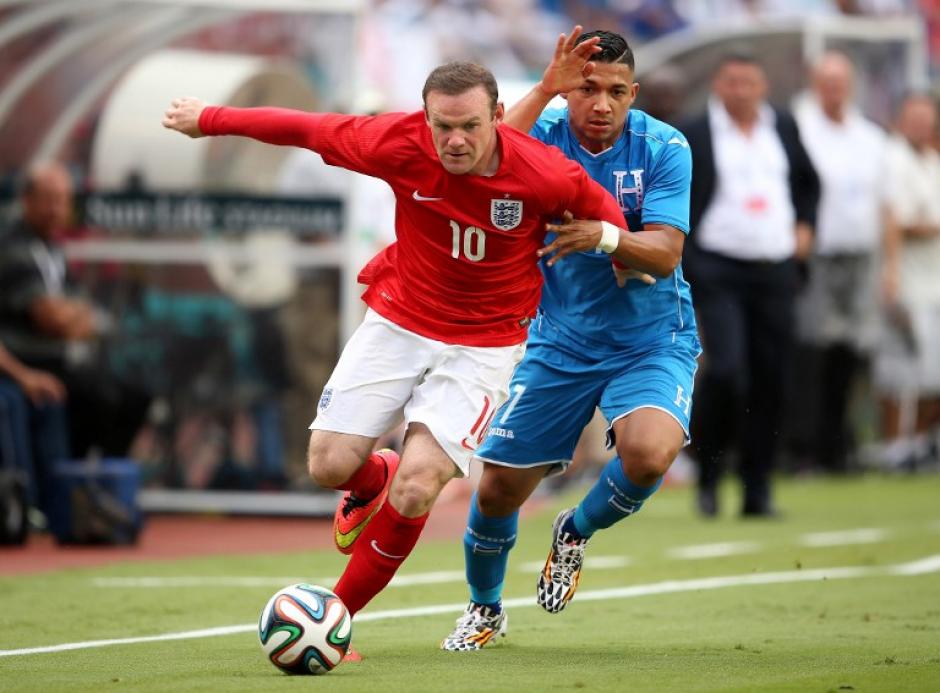 La estrella inglesa Wayne Rooney deja en el camino a Emilio Izaguirre. (Foto: AFP)