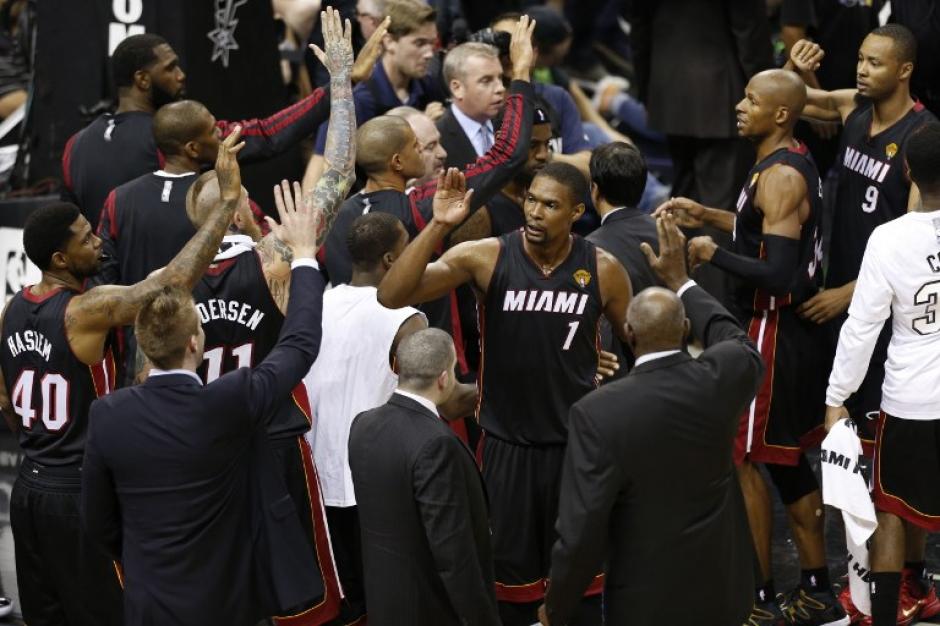 Los Heat derrotaron a los Spurs y empataron la serie final en el segundo juego. (Foto: AFP)