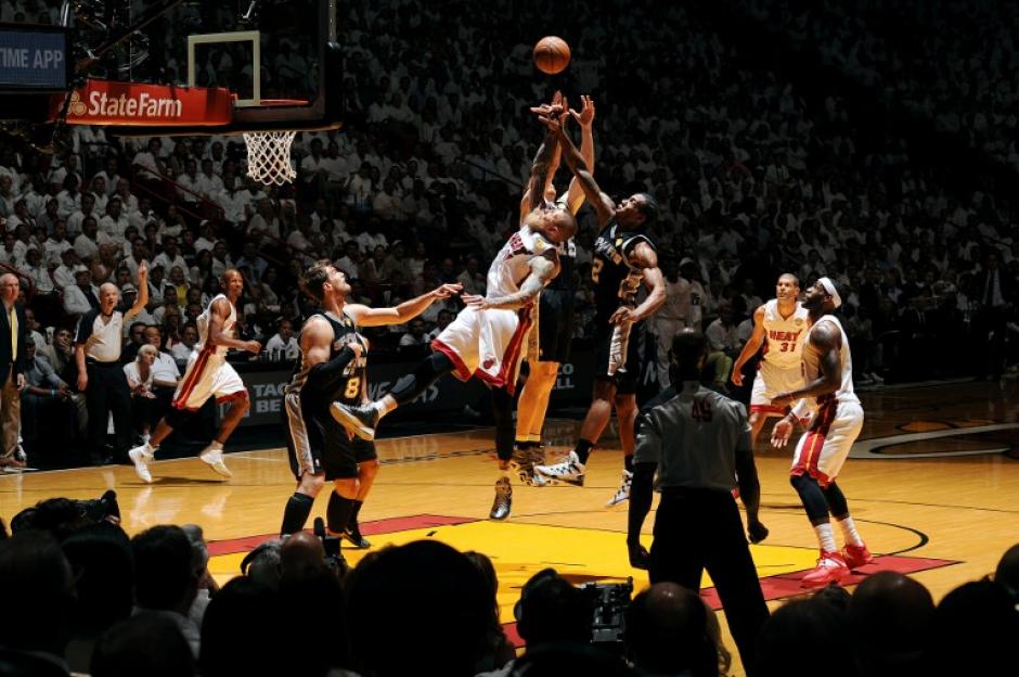 Los Spurs est&aacute;n a un juego de coronarse campeones de la NBA. (Foto: AFP)