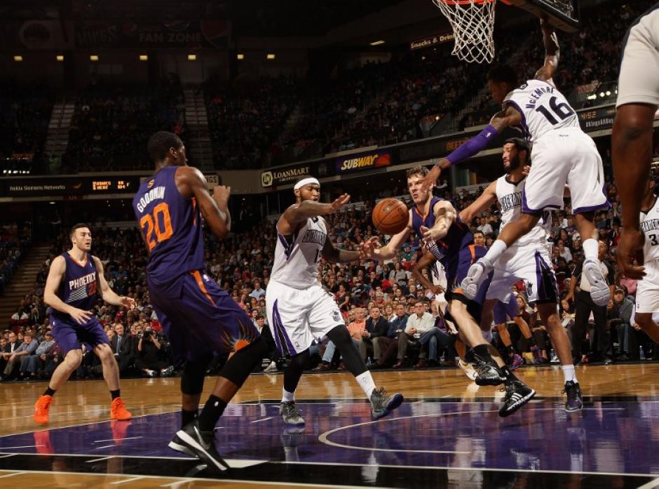 Goran Dragic de los Suns de Phoenix,&nbsp; junto a su compañero Archie Goodwin en una acción del duelo frente a los Kings de Sacramento. (AFP)