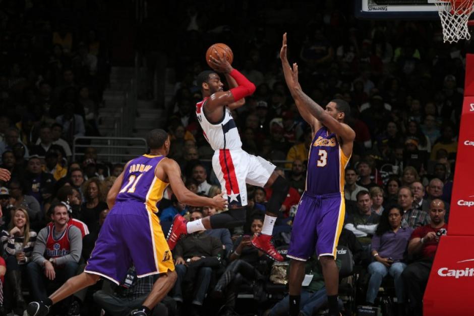 Los Wizards frenaron a los Lakers en la capital de los Estados Unidos. (AFP)