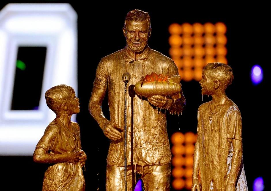 El exfutbolista recibi&oacute; el premio de "Leyenda de la Historia" en los Nickelodeon Kids' Choice Sports Awards. (Foto: AFP)