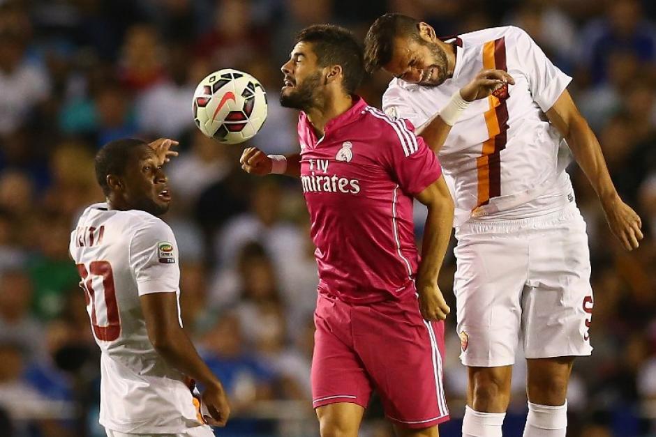 Seydou Keinta e Isco Alarc&oacute;n luchan por un bal&oacute;n durante el juego celebrado en Dallas. (Foto: AFP)