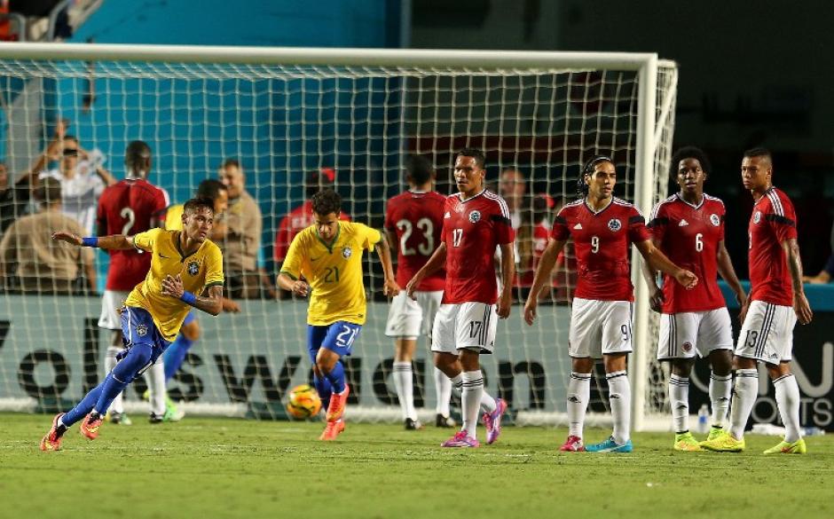 Neymar comienza a festejar luego de anotar el 1-0 definitivo de Brasil ante Colombia al minuto 84. (Foto: AFP)